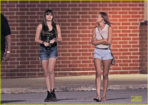  Paris Jackson and her cousin Jahmia Sutherland in Gary, Indiana ♥♥