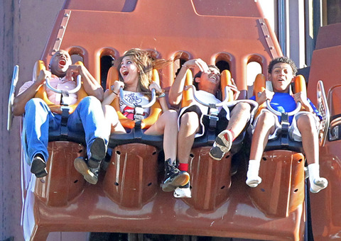  Paris Jackson and her cousins Johnathan and James at Six Flags in illinois ♥♥
