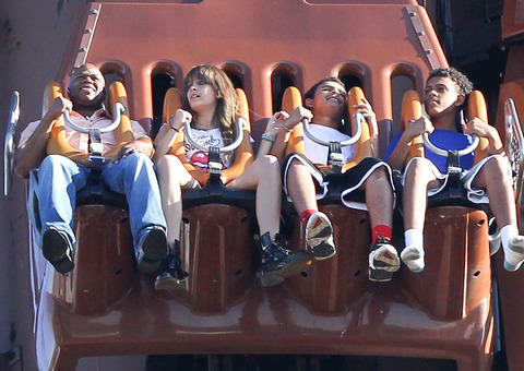  Paris Jackson and her cousins Johnathan and James at Six Flags in illinois ♥♥
