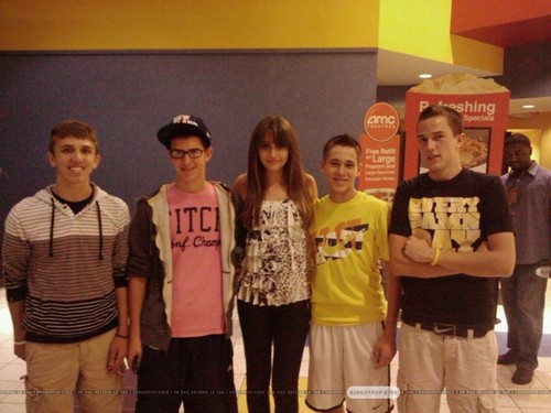 Paris Jackson with her 팬 in Gary, Indiana ♥♥