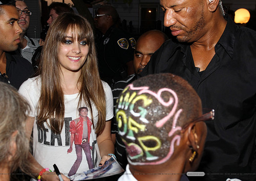  Paris Jackson with the fan in Gary, Indiana ♥♥