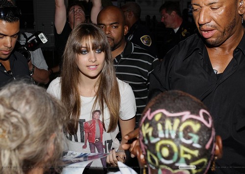  Paris Jackson with the 팬 in Gary, Indiana ♥♥