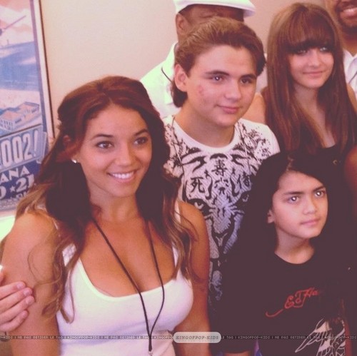  Prince Jackson, Blanket Jackson and Paris Jackson with a ファン in Gary, Indiana ♥♥