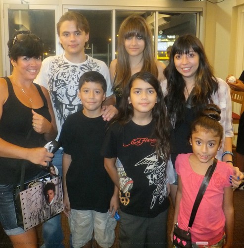  Prince Jackson, Paris Jackson and Blanket Jackson with fan in Gary, Indiana ♥♥