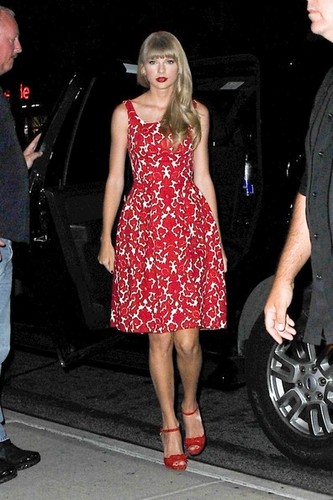  Taylor تیز رو, سوئفٹ at MTV studios in New York City, 30 august 2012